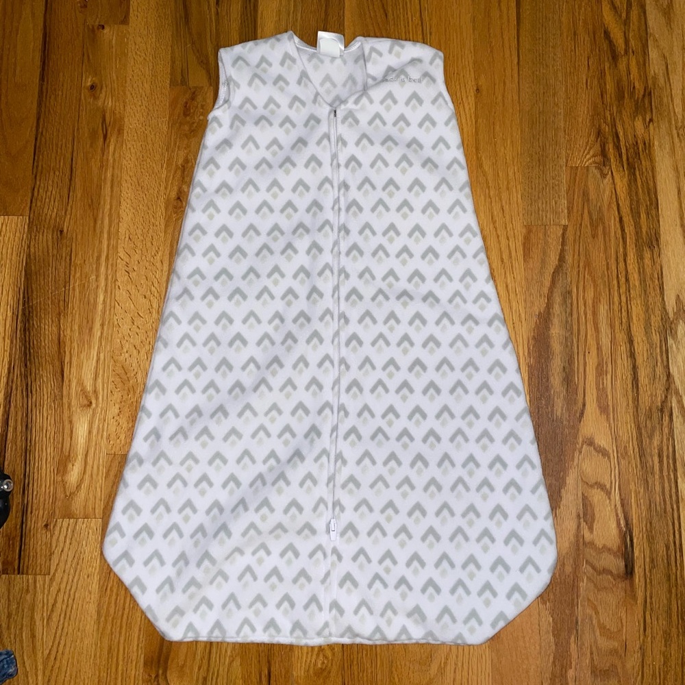 Halo Sleepsack. Size Medium (6-12 months/16-24 lbs). Fleece. White with gray.